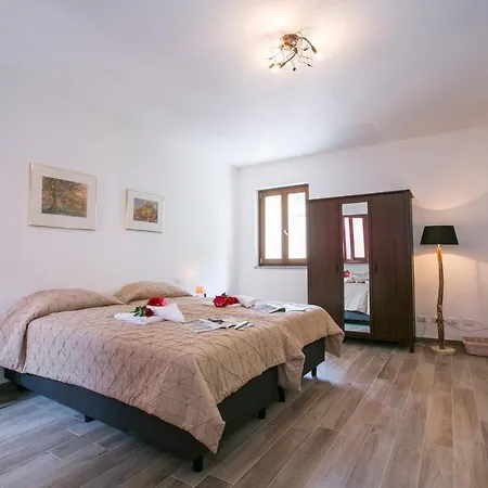 Semesterbostad San Rocco Sleeps 8 Plesio
